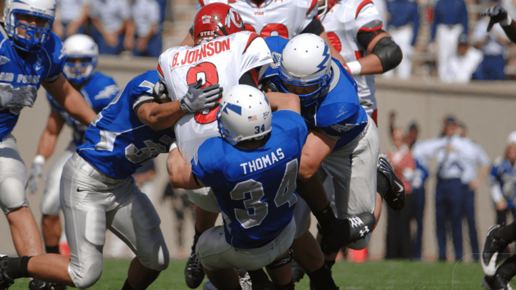 blue team pinning down the read player